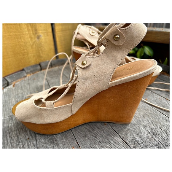 Sz-7 to 7.5 Quipid brand w/ tie up straps. Golden band at toe & faux wood wedge - Picture 3 of 11